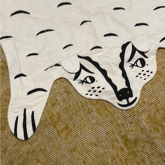 Minimal adorable bear blanket (or can be styled as an indoor rug) - Picture 2 of 4